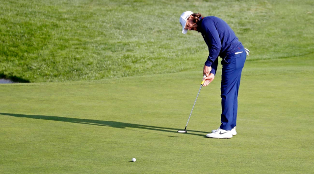 Học kiểu cầm gậy The Claw để putting golf tốt hơn