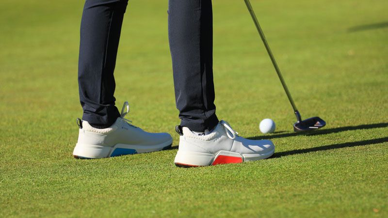 Gợi ý giày golf chống thấm nước cho golfer nữ