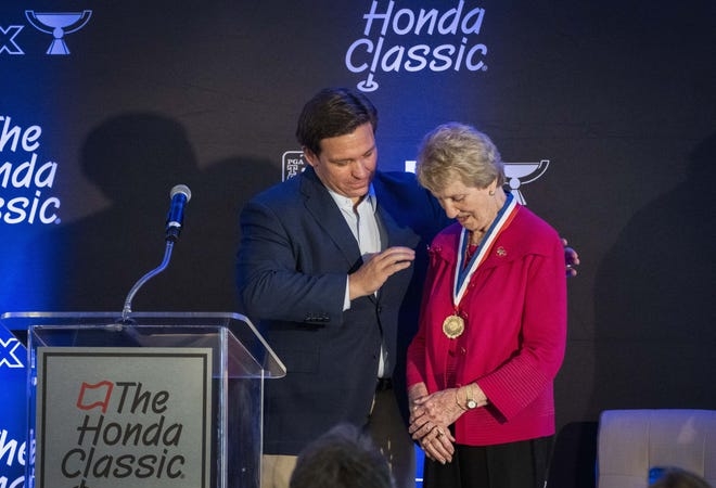Vợ của huyền thoại golf nhận huân chương tự do
