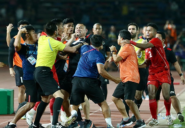 Thái Lan và Indonesia đối mặt án phạt nặng khi hỗn chiến tại chung kết SEA Games 32