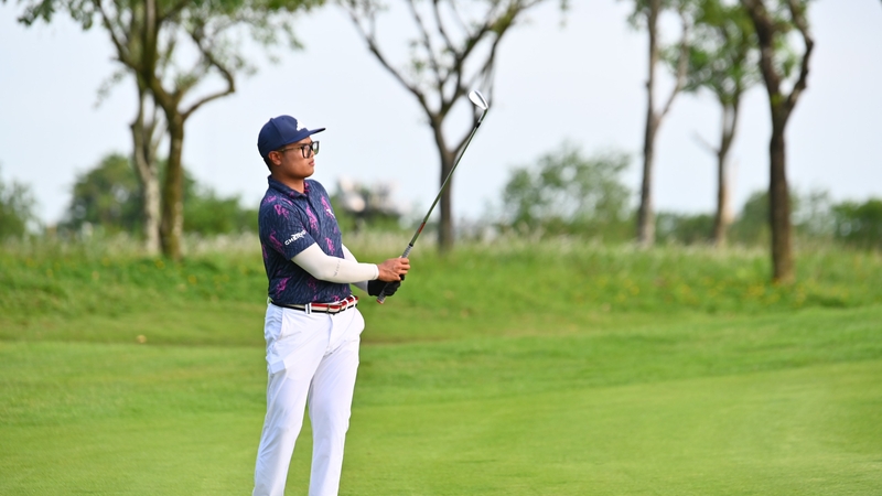 Nguyễn Nhất Long lên dẫn đầu vòng 2 giải golf chuyên nghiệp quốc gia