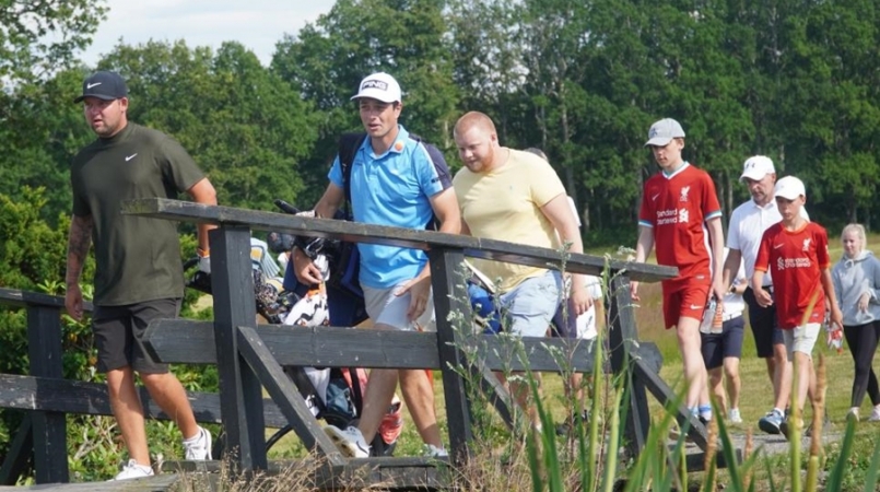 Fan bản địa đổ xô xem Viktor Hovland chơi golf