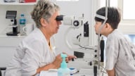 Bác sĩ Nga Natalia Ivanova  chia sẻ phương pháp hiện đại trong kiểm soát tiến triển cận thị ở trẻ em
