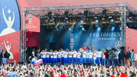 Đội tuyển bóng đá Nga được người hâm mộ vinh danh