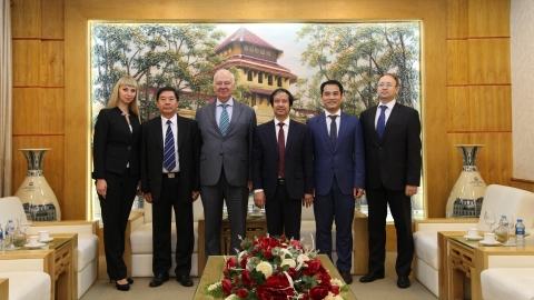 Đại học quốc gia Hà Nội trao kỷ niệm chương tặng Đại sứ Nga và Giám đốc Trung tâm KH&VH Nga tại Hà Nội