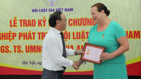 Trao tặng nữ luật sư Nga I.A. Umnova Kỷ niệm chương của Hội Luật gia Việt Nam