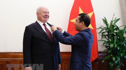 Trao tặng Đại sứ LB Nga Konstantin Vnukov Huân chương Hữu nghị