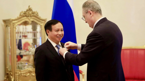 Liên bang Nga tặng Đại sứ Ngô Đức Mạnh Huân chương Hữu nghị