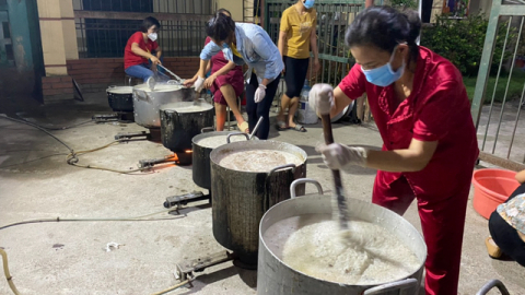 Công ty Altai Sibiri tặng “các chiến sĩ áo trắng” trên tuyến đầu chống dịch ở Bắc Giang 7.500 suất cháo nhung hươu