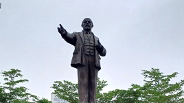 Tượng đài V.I. Lenin trên quê hương Chủ tịch Hồ Chí Minh