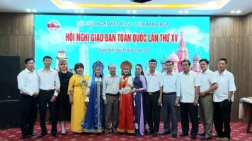 Ban chấp hành Hội Hữu nghị Việt-Nga tỉnh Quảng Bình chụp ảnh kỷ niệm sau Hội nghị