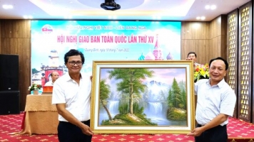 Chủ tịch Hội Hữu nghị Việt-Nga Trần Bình Minh trao quà của Hội tặng tỉnh Quảng Bình. Ảnh: PHẠM TIẾN DŨNG