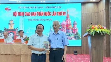 Đại tá Nguyễn Quang Hùng, Chủ tịch Chi hội Việt-Nga Quân chủng PK-KQ, trao tặng sách cho ông Trần Hải Châu, Phó Bí thư thường trực Tỉnh ủy, Chủ tịch HĐND tỉnh Quảng Bình. Ảnh: PHẠM TIẾN DŨNG