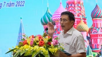Ông Lê Bình, đại diện Chi hội Việt-Nga Quân chủng Phòng không - Không quân, phát biểu tại Hội nghị.   Ảnh: PHẠM TIẾN DŨNG