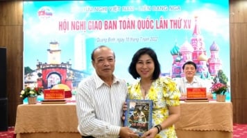 Đại diện Chi hội Việt-Nga Đại học Kinh doanh và Công nghệ Hà Nội Lã Thị Hồng Hạnh trao tặng sách cho Hội Việt-Nga Quảng Bình. Ảnh: PHẠM TIẾN DŨNG