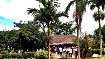 Các đại biểu thăm Nhà lưu niệm Đại tướng Võ Nguyên Giáp ở làng An Xá, xã Lộc Thủy, huyện Lệ Thủy.  Ảnh: THÁI YÊN