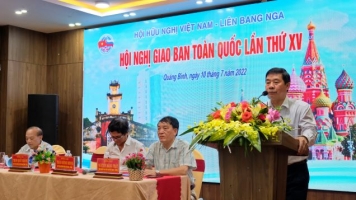 Phó Chủ tịch thường trực Hội Hữu nghị Việt-Nga Trịnh Quốc Khánh trình bày báo cáo công tác của Trung ương Hội.   Ảnh: PHẠM TIẾN DŨNG