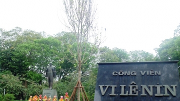 Một số hình ảnh về lễ đặt hoa tưởng niệm V. Lê-nin sáng 22 tháng 4 năm 2018 tại Hà Nội