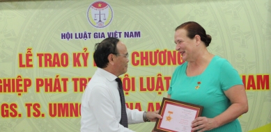Trao tặng nữ luật sư Nga I.A. Umnova Kỷ niệm chương của Hội Luật gia Việt Nam