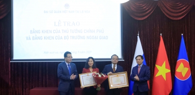Trao Bằng khen của Thủ tướng Chính phủ tặng ông Đỗ Xuân Hoàng, Phó Chủ tịch Hội Hữu nghị Việt-Nga