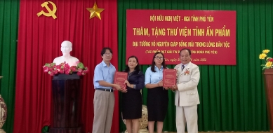 Hội Hữu nghị Việt – Nga tỉnh Phú Yên trao tặng Thư viện tỉnh ấn phẩm về Đại tướng Võ Nguyên Giáp