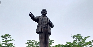 Tượng đài V.I. Lenin trên quê hương Chủ tịch Hồ Chí Minh