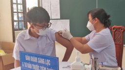 Thanh Hóa: 86 học sinh phản ứng sau khi tiêm vắc xin Pfizer phòng COVID-19 phải nhập viện theo dõi