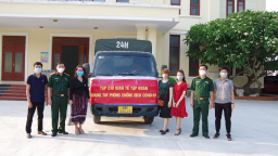 Tạp chí Kinh tế tập đoàn tặng quà ủng hộ phòng chống dịch COVID-19 cho Bắc Giang