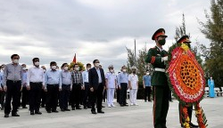 Thủ tướng dâng hương tưởng niệm chiến sĩ Gạc Ma, thăm Lữ đoàn Tàu ngầm và Vùng 4 Hải quân