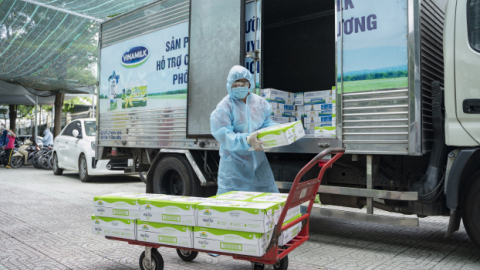 Vinamilk hỗ trợ 48.000 sản phẩm cho tổ công tác lấy mẫu, xét nghiệm của TP. Hồ Chí Minh