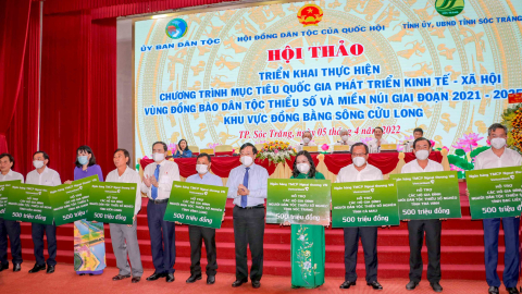 Vietcombank ủng hộ 4,5 tỷ các hộ gia đình người dân tộc thiểu số nghèo tại 9 tỉnh Đồng bằng Sông Cửu Long