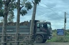 Đắk Lắk: Xe chở đất, đá cày nát đường giao thông nông thôn