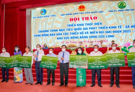 Vietcombank ủng hộ 4,5 tỷ các hộ gia đình người dân tộc thiểu số nghèo tại 9 tỉnh Đồng bằng Sông Cửu Long