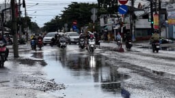 Cần Thơ: Đường Cách mạng Tháng Tám hư hỏng sau mưa, người dân lo ngại tai nạn