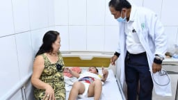 Cấp cứu thành công bé trai 2 tuổi bị xương cá làm thủng ruột