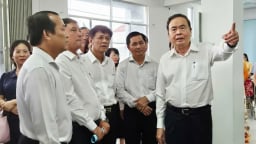 Chủ tịch Quốc hội Trần Thanh Mẫn thăm, kiểm Trung tâm hành chính công phường Phú Lợi