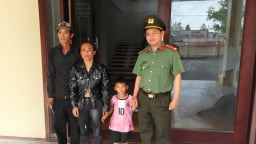 Công an phường ở Cần Thơ bàn giao cháu bé đi lạc cho gia đình