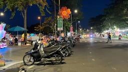 Cần Thơ: Xe máy đậu tràn lan tại công viên Sông Hậu