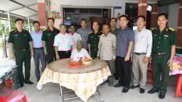 Chỉ huy trưởng bộ CHQS tỉnh An Giang: Thăm tặng quà nhân ngày Thương binh, Liệt sĩ