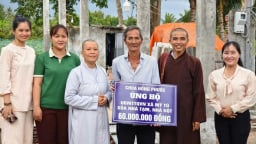 Bàn giao kinh phí sửa chữa nhà cho hộ có hoàn cảnh khó khăn tại ấp Mỹ Tân, xã Mỹ Tú
