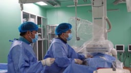 Bệnh viện Đa khoa Trung ương Cần Thơ can thiệp thành công túi phình mạch não cho cụ bà 90 tuổi