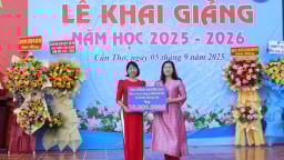 THPT Bùi Hữu Nghĩa hân hoan đón 459 học sinh lớp 10, trao học bổng tiếp sức đầu năm học mới