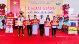 Công ty TNHH Hồng Đức trao 165 suất học bổng “Tiếp sức đến trường” trong ngày khai giảng năm học mới 2025-2026