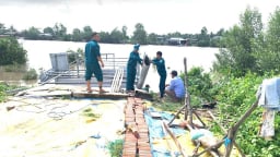 Cà Mau: Sạt lở đất làm nhiều nhà dân bị hư hỏng và sụp lộ giao thông