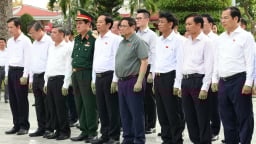 Thủ tướng Chính phú Phạm Minh Chính dâng hương tưởng nhớ Chủ tịch Hồ Chí Minh và các anh hùng, liệt sĩ