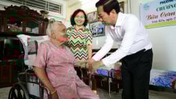 Bí thư Thành ủy Cần Thơ Đỗ Thanh Bình thăm, tặng quà Mẹ Việt Nam Anh hùng và các AHLLVTND