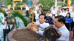 Lãnh đạo TP Cần Thơ dâng hoa, dâng hương Tượng đài Bác Hồ và tưởng niệm các Anh hùng liệt sĩ