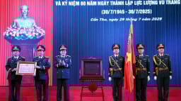 Lực lượng vũ trang TP. Cần Thơ đón nhận Huân chương Bảo vệ Tổ quốc hạng Nhì