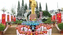 Cần Thơ rợp sắc cờ đỏ sao vàng, sinh viên quốc tế trải nghiệm ý nghĩa Ngày Quốc khánh 2/9