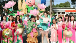 Khinh khí cầu nghệ thuật cùng áo dài Sen tạo điểm nhấn độc đáo tại Lễ hội Sen Đồng Tháp
